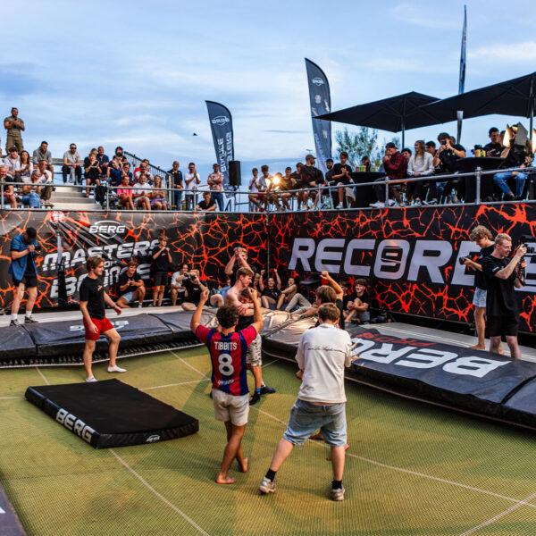 Sportler feiern ihre Leistung beim BERG Pro 9 Record Breakers Event mit Publikum