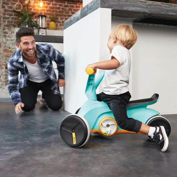 Niño pequeño conduce el BERG GO Twirl correpasillos con diseño ergonómico