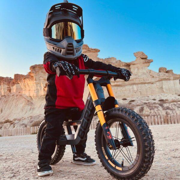 Rider Santi su una bicicletta senza pedali BERG Biky in un terreno offroad