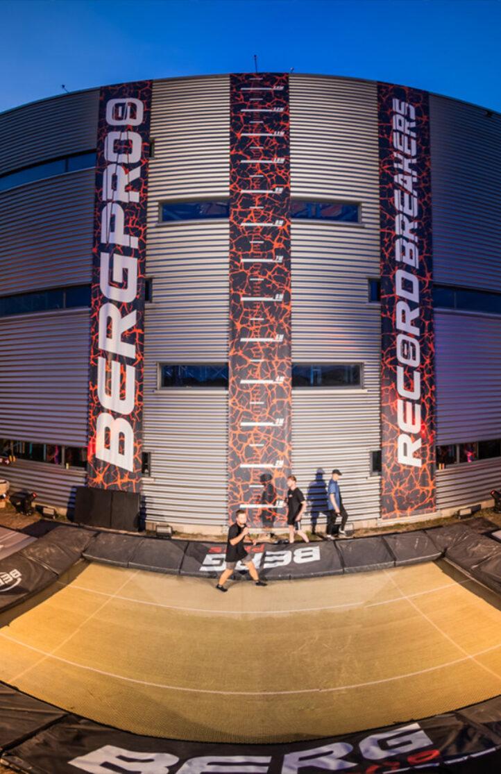 Record Breakers evento de trampolín por la noche