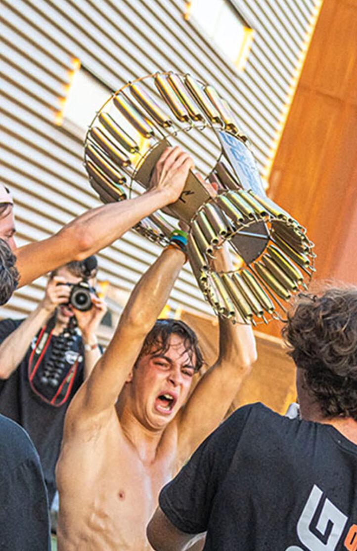 Winnaar tilt de kampioensbeker omhoog tijdens Masters of Bounce Pro 9