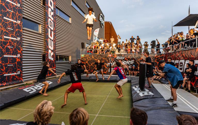 Atletas saltan en un trampolín BERG PRO durante el evento Record Breakers