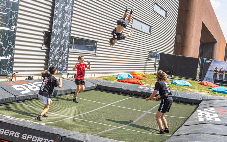 BERG Masters of Bounce atleten oefenen tricks op een trampoline tijdens een event