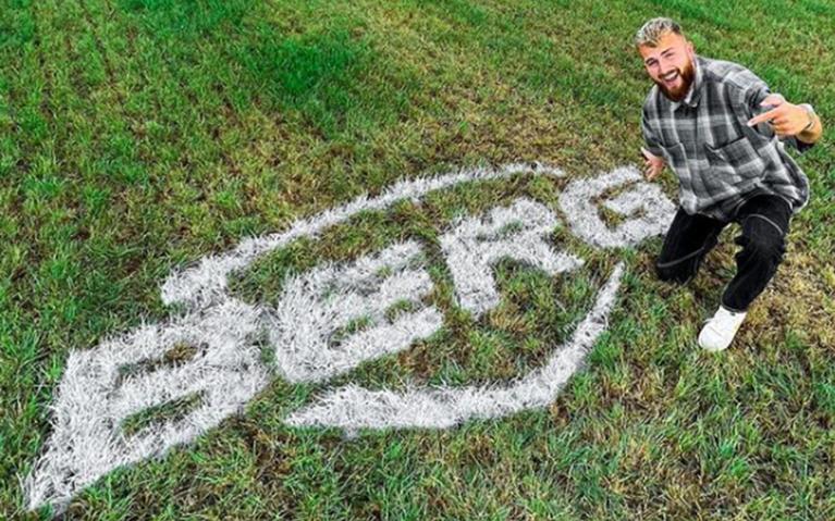 Lars Peterzon, atleta de BERG Masters of Bounce junto a un gran logo de BERG en el césped