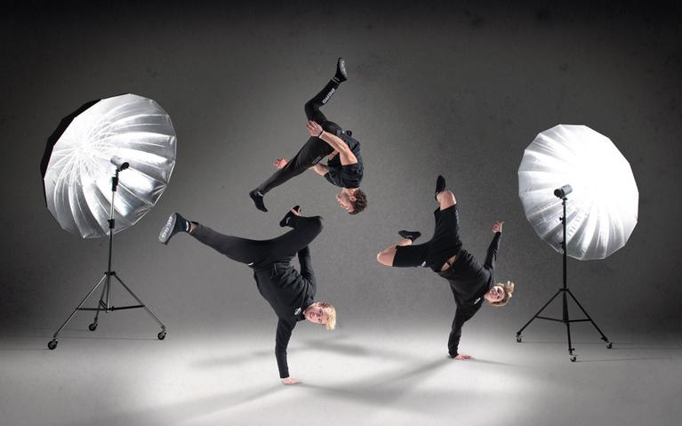 Trois athlètes de Masters of Bounce démontrent leurs compétences lors d'une séance photo pour le merch officiel