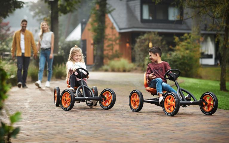 Niños compiten en BERG Buddy Pro go-karts mientras los padres observan - B2B