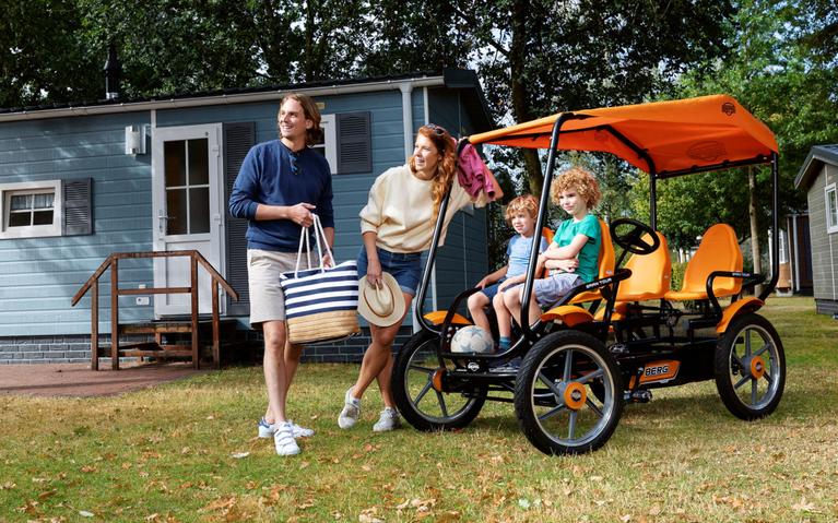 Familia se prepara para un paseo en el BERG Gran Tour - B2B en su casa de vacaciones