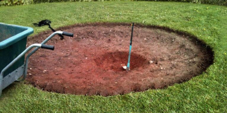 Ausgehobene Grube im Rasen als Vorbereitung für die Installation eines BERG inground Trampolins