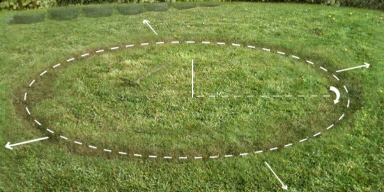 Markierter Kreis auf dem Rasen als Vorbereitung für die Installation eines BERG inground Trampolins